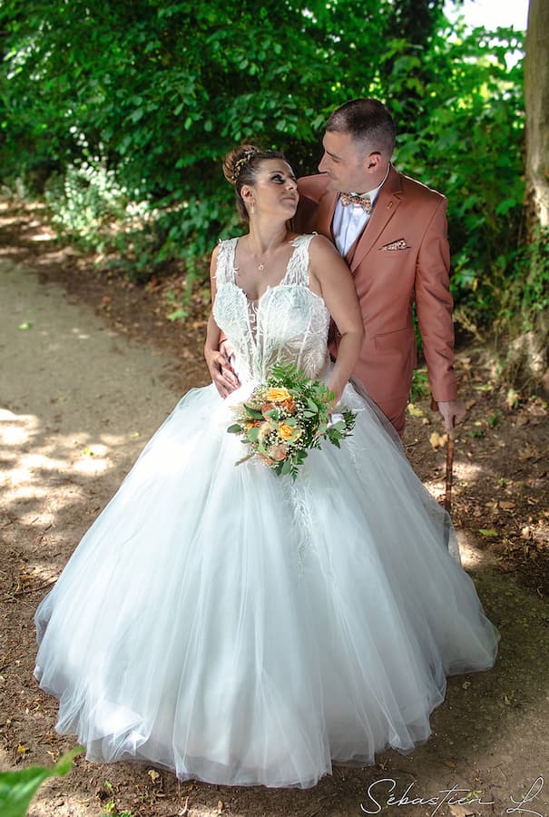 Mariés s'embrasse tendrement